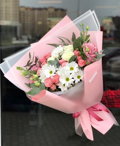 Букет цветов из: Розы, Лизиантусы и Хризантемы в Белореченске